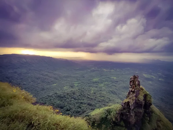 Schöne Aussicht Auf Die Berge Mit Weißen Wolken — Stockfoto