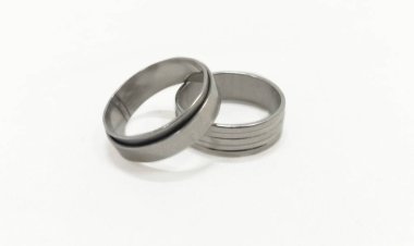 Beyaz arkaplanda gümüş halka izole edildi