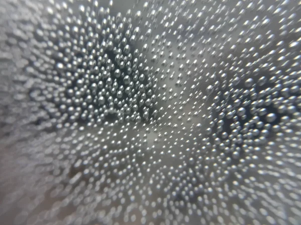 Маленькие Пузыри Воды Светлом Чёрном Фоне — стоковое фото