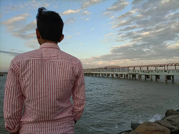 Bir adam sahilde ayakta