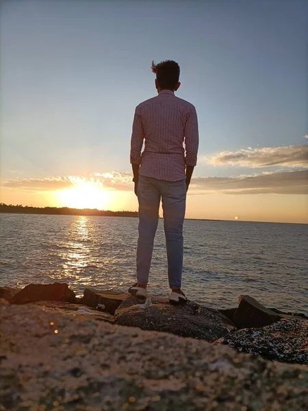 Alone Man Viewing Sea Sunset — Fotografia de Stock