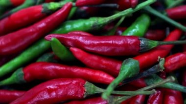 Siyah arkaplanda yeşil-kırmızı acı biber.