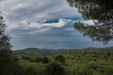 Dağlı Akdeniz sahili Garraf Doğal Parkı. Sabahları gökyüzü bulutlarla kaplı..