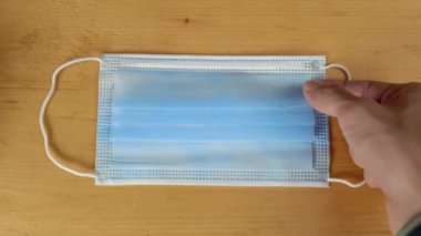 Eller açık, katmanlar açık. Yapısını göstermek için temiz tıbbi maske kes.