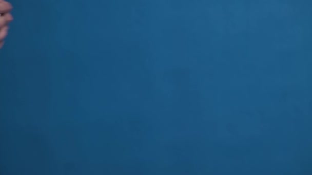 ஒரு மனிதன் தனது முகத்தில் புதிய மருத்துவ முகமூடியைக் கொண்டிருக்கும் ஆன்டினஸ் பிளாஸ்டர் புஸ்தகத்தை மேஜையில் வைக்கிறார் — ஸ்டாக் வீடியோ