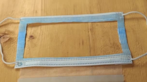 Topeng medis bersih dipotong menjadi lapis-lapis di atas meja, menampilkan struktur setiap lapisan — Stok Video