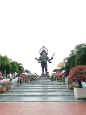 Şehirdeki ejderhanın heykeli. Arka plandaki en güzel simge.