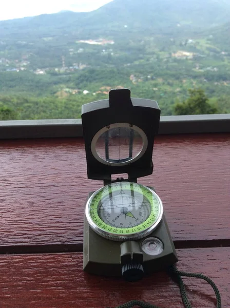 Kompas Pada Latar Belakang Kayu Dan Pemandangan Lanskap Gunung — Stok Foto