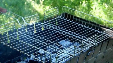 Kömür parçalarında ızgara ızgara ızgarası, pişirmeye hazır ızgara. Barbekü hazırlıkları tamam. Boş barbekü Brezilya 'da.