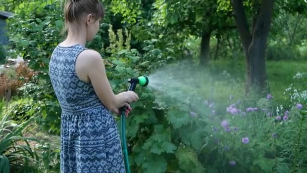 Дівчина Тримає Шланг Розпилювачем Поливає Рослини Саду — стокове відео