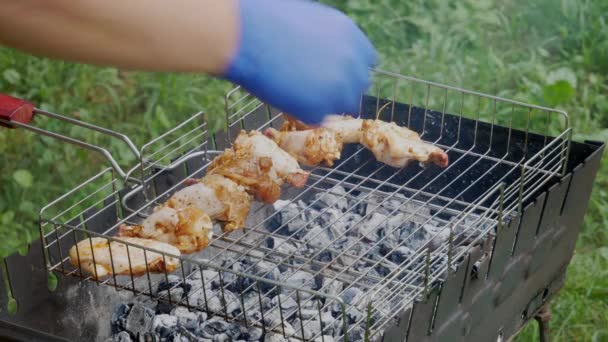 Man Putting Chicken Meats Grill Fried Chicken Meats Open Air — ストック動画