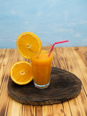 bardak portakal suyu ve portakal beyaz zemin üzerine izole.