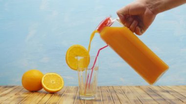 Detoks için bir bardak taze portakal suyu. Taze detoks portakal suyunu tazelemek için bardağa dolduran adam. Taze detoks portakal suyu içmek C vitaminini güçlendirir. Sağlıklı yaşam tarzı kavramı..