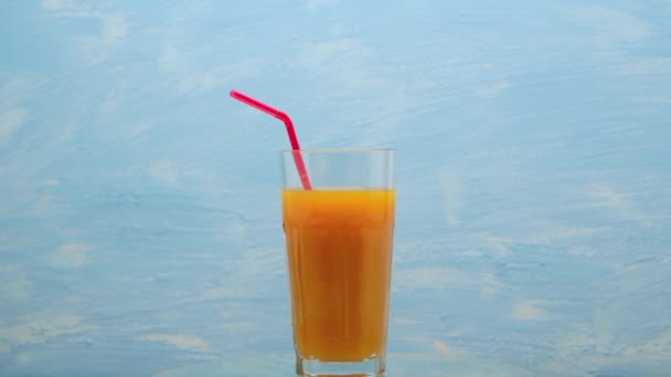 Rotation Orange Juice Glass Cocktail Orange Juice Blue Background — Stockvideo