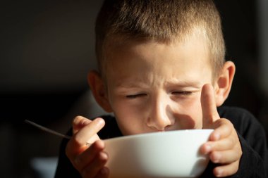 Yedi yaşında bir çocuk, beyaz kâse içkisi içmiş.