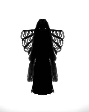 Beyaz arka planda kanatları olan kordon koruyucu melekle örülmüş makrome el silueti.