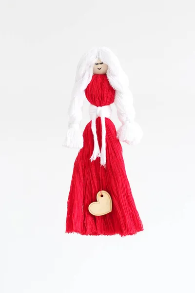 白い背景に赤いドレスを身に着けているコード守護天使とマクラメ手 — ストック写真