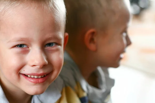 Kaygısız Dört Yaşındaki Oğlan Çocuğu Kameraya Bak Gülümse — Stok fotoğraf