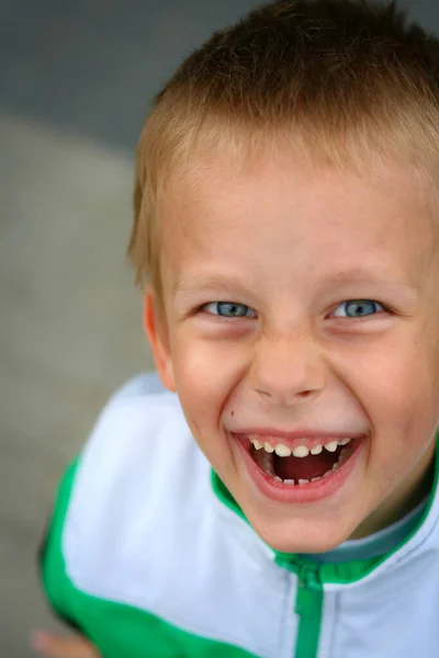 Kaygısız Dört Yaşındaki Oğlan Çocuğu Kameraya Bak Gülümse — Stok fotoğraf