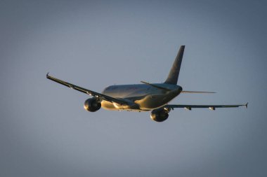 Varşova, Polonya - 07 Ağustos 2008: Polonya Havayolları Centralwings jet uçağı Boeing 737-45D kalkıştan hemen sonra