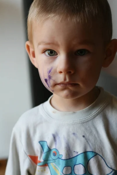 Kameraya Bakarak Yüzünü Mürekkeple Boyamış Iki Yaşında Tasasız Bir Çocuk — Stok fotoğraf