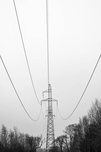 Linha Transmissão Energia Alta Tensão Com Cabos Alimentação — Fotografia de Stock