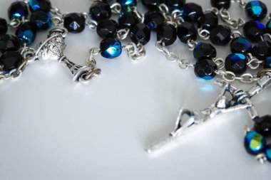 Tespihi yakın plan beyaz masada yatar, kâseye odaklan.