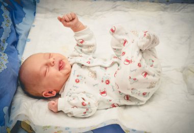 Yeni doğmuş bebek banyodan sonra uyumaya hazır.