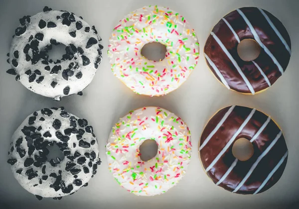 Flat Lay Imagem Seis Donuts Anel Com Esmalte Branco Colorido — Fotografia de Stock