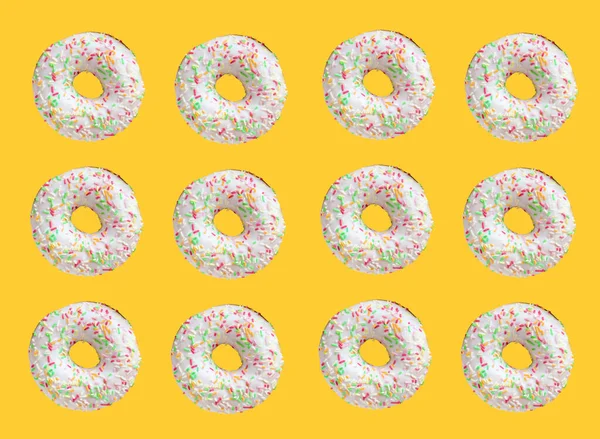 Muster Aus Ring Donuts Mit Weißer Glasur Und Bunten Hunderten — Stockfoto
