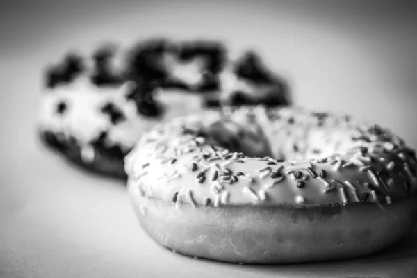 Close Auf Ring Donut Mit Weißer Glasur Und Hunderten Und — Stockfoto