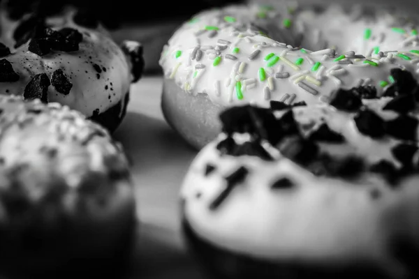 Крупним Планом Кільцевому Пончику Білою Глазур Різнокольоровими Сотнями Тисячами Чорно — стокове фото