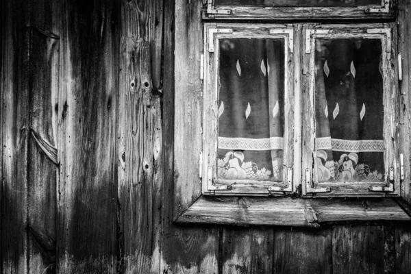 Janela Com Cortinas Rede Casa Campo Madeira Muito Antiga Imagem — Fotografia de Stock