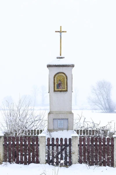 Antiguo Santuario Junto Camino Campo Polaco Pie Medio Campos Nieve — Foto de Stock