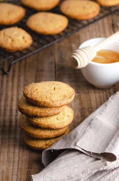 Honey Cookies Stacked Some Cookies Black Rack Beige Napkin Bowl — Stock Photo, Image