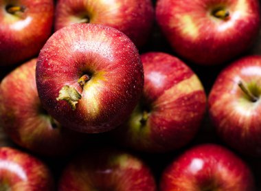 Kırmızı elma ile su damlaları. 