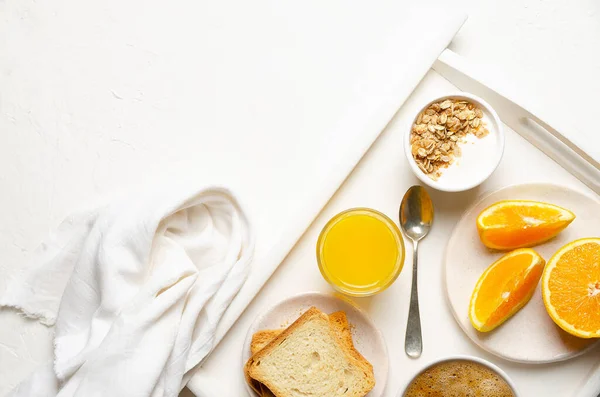 Eine Tasse Kaffee Orangensaft Einige Toasts Orangenstücke Und Eine Schüssel — Stockfoto