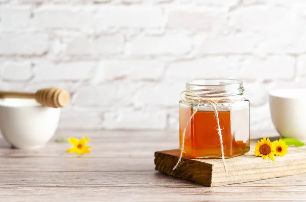 Honung Burk Träbit Honungsdopp Vita Skålar Och Några Ringblommor Ett — Stockfoto