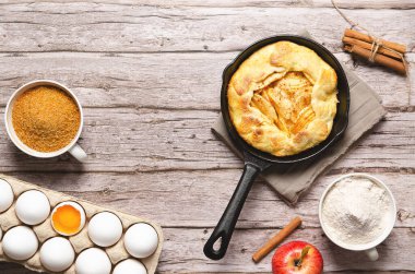 Elmalı turta hazırlamak için gerekli malzemeler. 