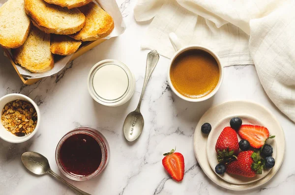 Einfacher Joghurt Frisches Obst Erdbeermarmelade Eine Schüssel Müsli Und Toastbrotscheiben — Stockfoto