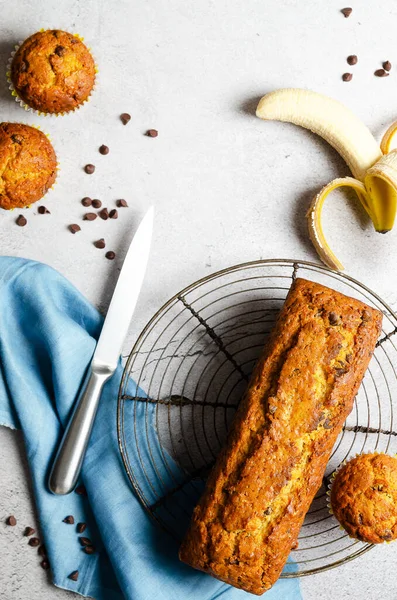 Ein Bananenbrot Mit Schokoladenchips Ein Paar Muffins Einer Banane Und — Stockfoto