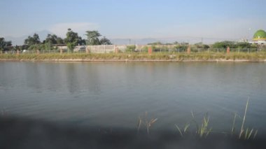 Nehirde tekne sporcusu eğitimi