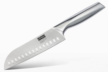 Kuhn Rikon Paslanmaz Çelik Santoku mutfağının stüdyo çekimi. Her amaçla yapılmış bıçak, İsviçre tasarımı, Japon çeliği 001J05HY, beyaz zemin üzerine ayarlanmış.).