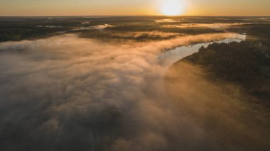 Neman nehrinin üzerinde sisli şafak 