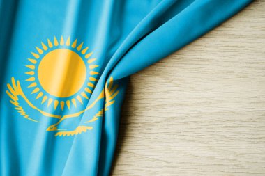 Kazakistan bayrağı. Kazakistan 'ın kumaş desenli bayrağı. 3 boyutlu illüstrasyon. metin için arka boşluk ile. Yakın çekim görünümü.