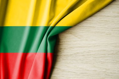 Litvanya bayrağı. Litvanya 'nın kumaş desenli bayrağı. 3 boyutlu illüstrasyon. metin için arka boşluk ile. Yakın çekim görünümü.