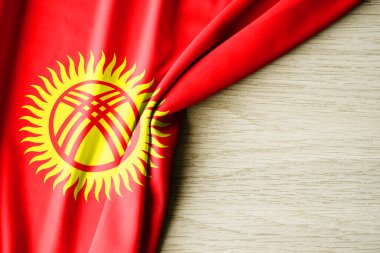 Kırgızistan bayrağı. Kırgızistan 'ın kumaş desenli bayrağı. 3 boyutlu illüstrasyon. metin için arka boşluk ile. Yakın çekim görünümü.