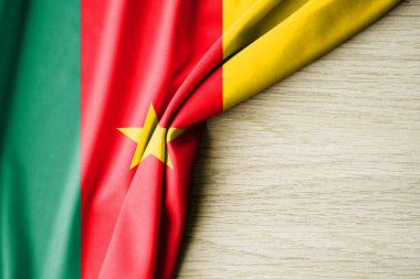 Kamerun bayrağı. Kamerun 'un kumaş desenli bayrağı. 3 boyutlu illüstrasyon. metin için arka boşluk ile. Yakın çekim görünümü.
