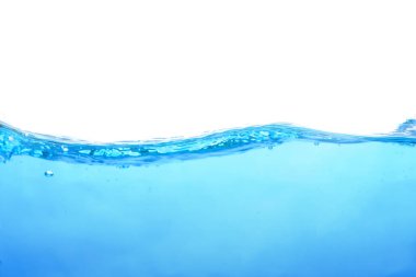 Suyun yüzeyi. Beyaz arka plan. Hareket var. Yakın çekim görünümü.