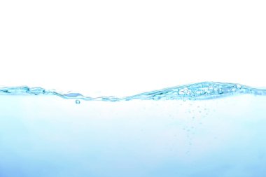 Suyun yüzeyi. Beyaz arka plan. Hareket var. Yakın çekim görünümü.